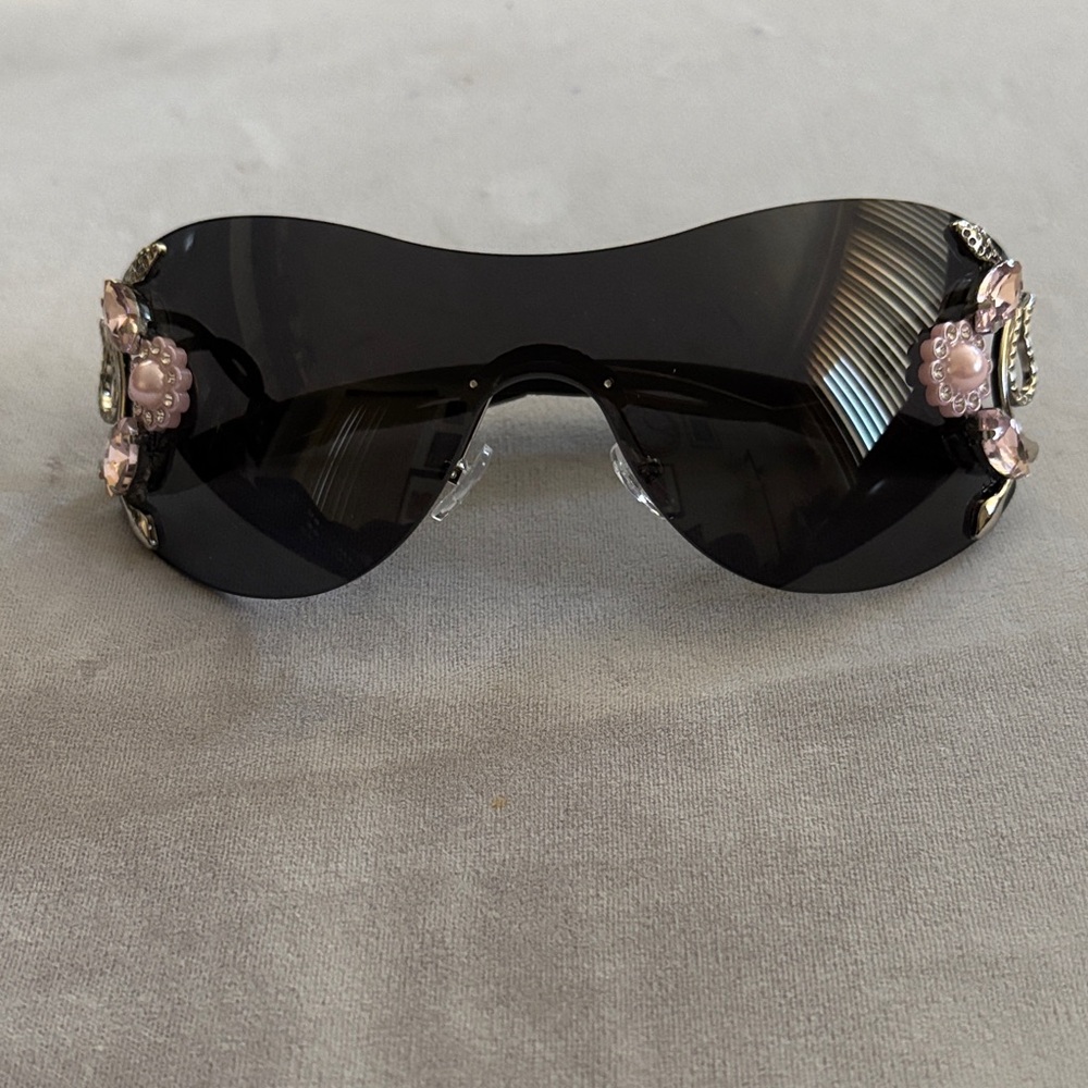 Chic Black Sunglasses with Pink Accents